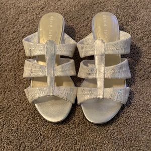 BRAND NEW David Tate Sandal - white and silver - Size 7.5 WW